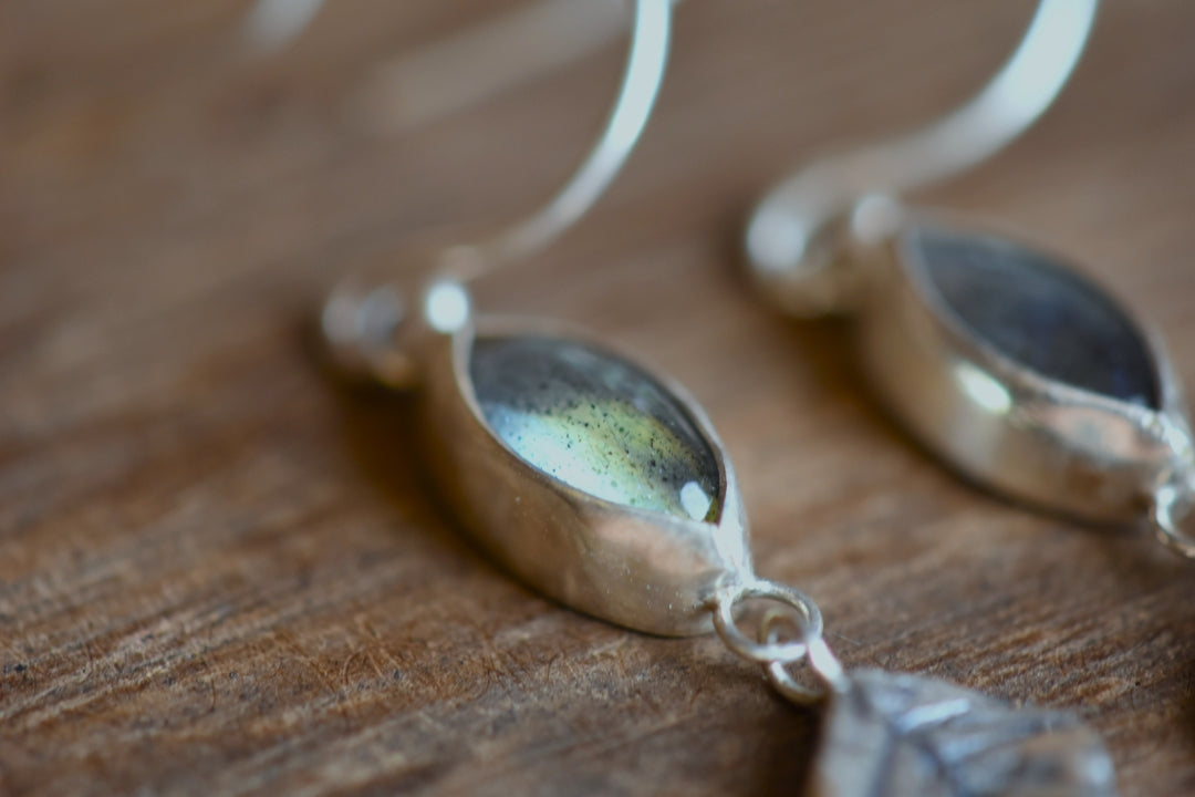 LEAF AND LABRADORITE - oorbellen