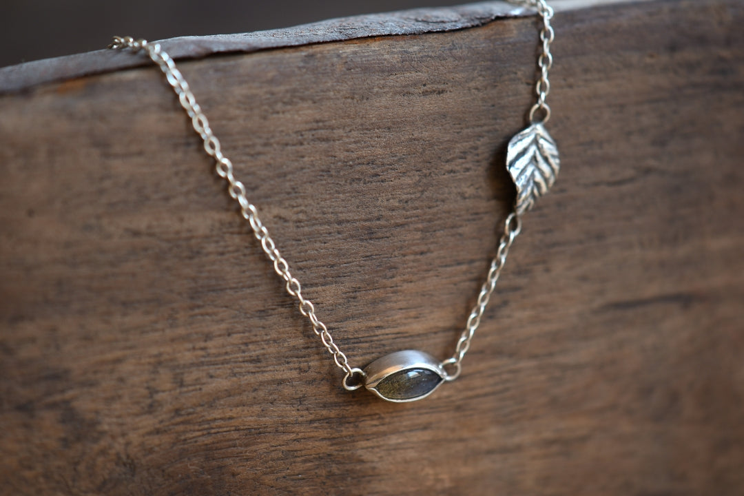 LEAF AND LABRADORITE - ketting