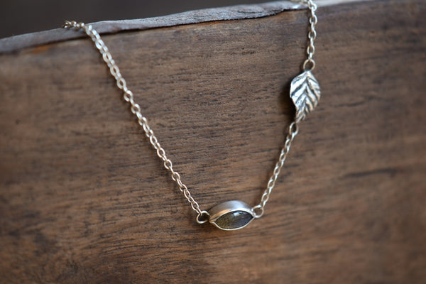 LEAF AND LABRADORITE - ketting
