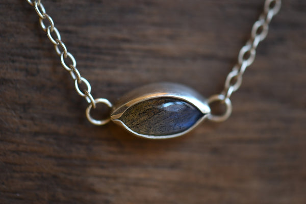 LEAF AND LABRADORITE - ketting