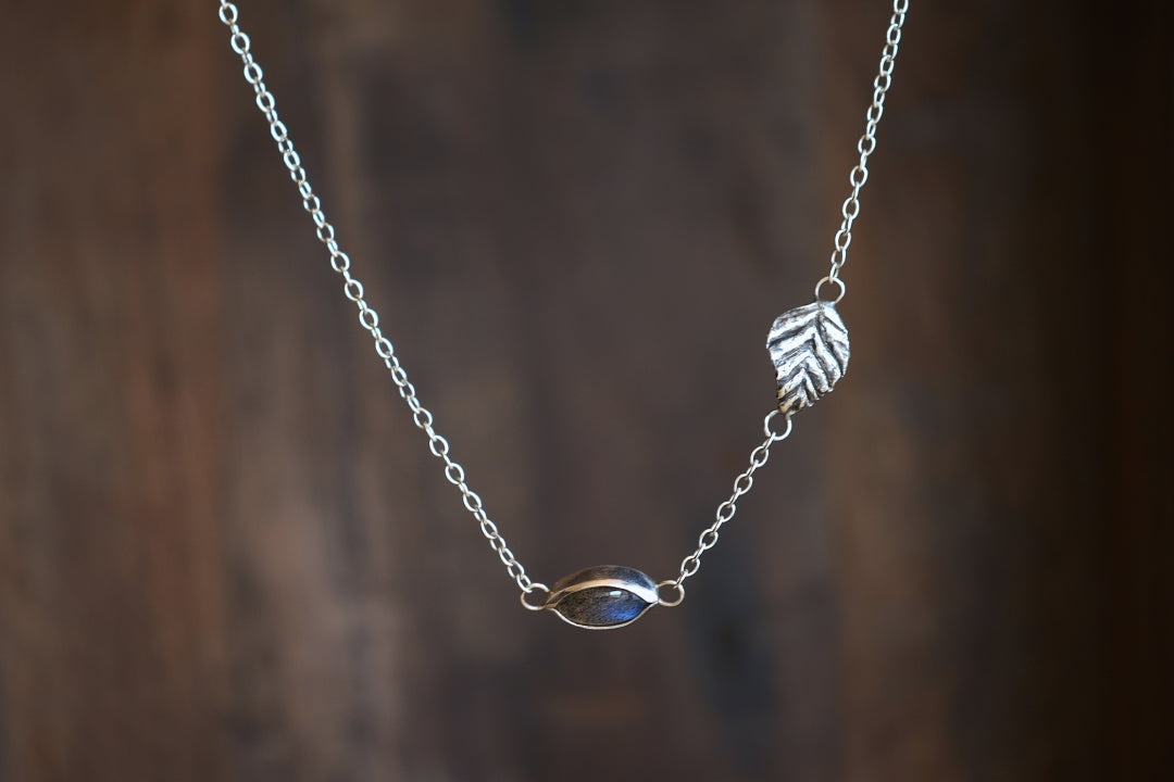 LEAF AND LABRADORITE - ketting