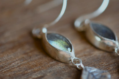 LEAF AND LABRADORITE - oorbellen