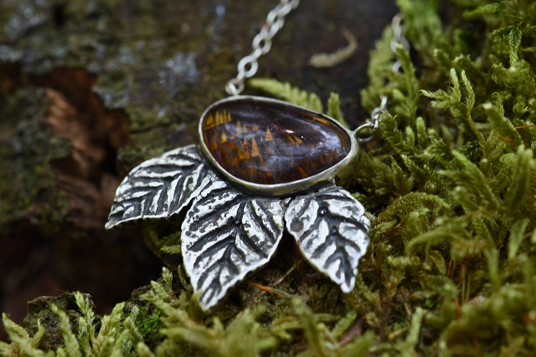 TRIPLE LEAF PENDANT CACOXENITE - ketting